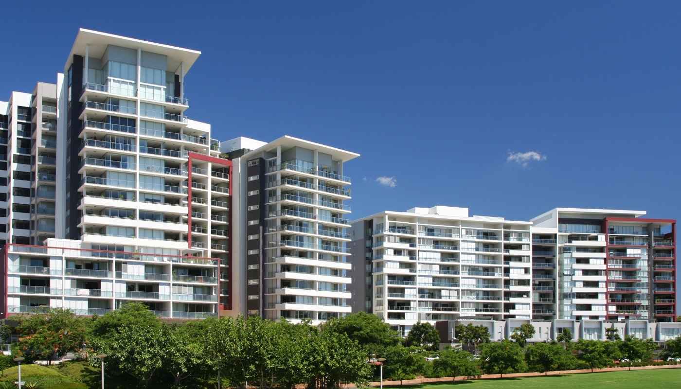 مبنى الشركة الرئيسي للعربي للتطوير العقاري يظهر التصميم العصري والفخامة في مشروعاتها