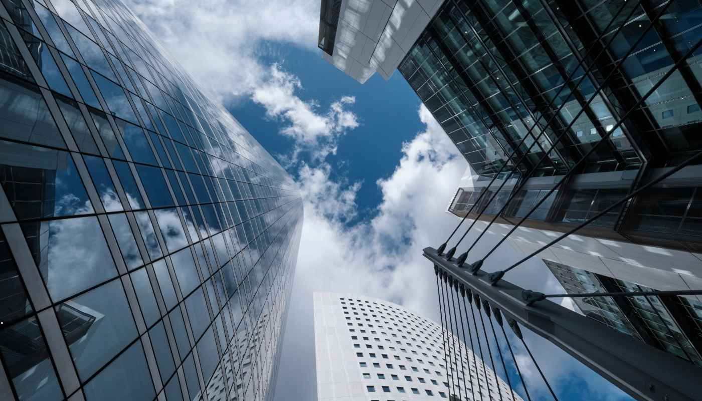 مشروع سكني وتجاري متكامل تابع للعربي للتطوير العقاري يظهر التصميم العصري والموقع الاستراتيجي