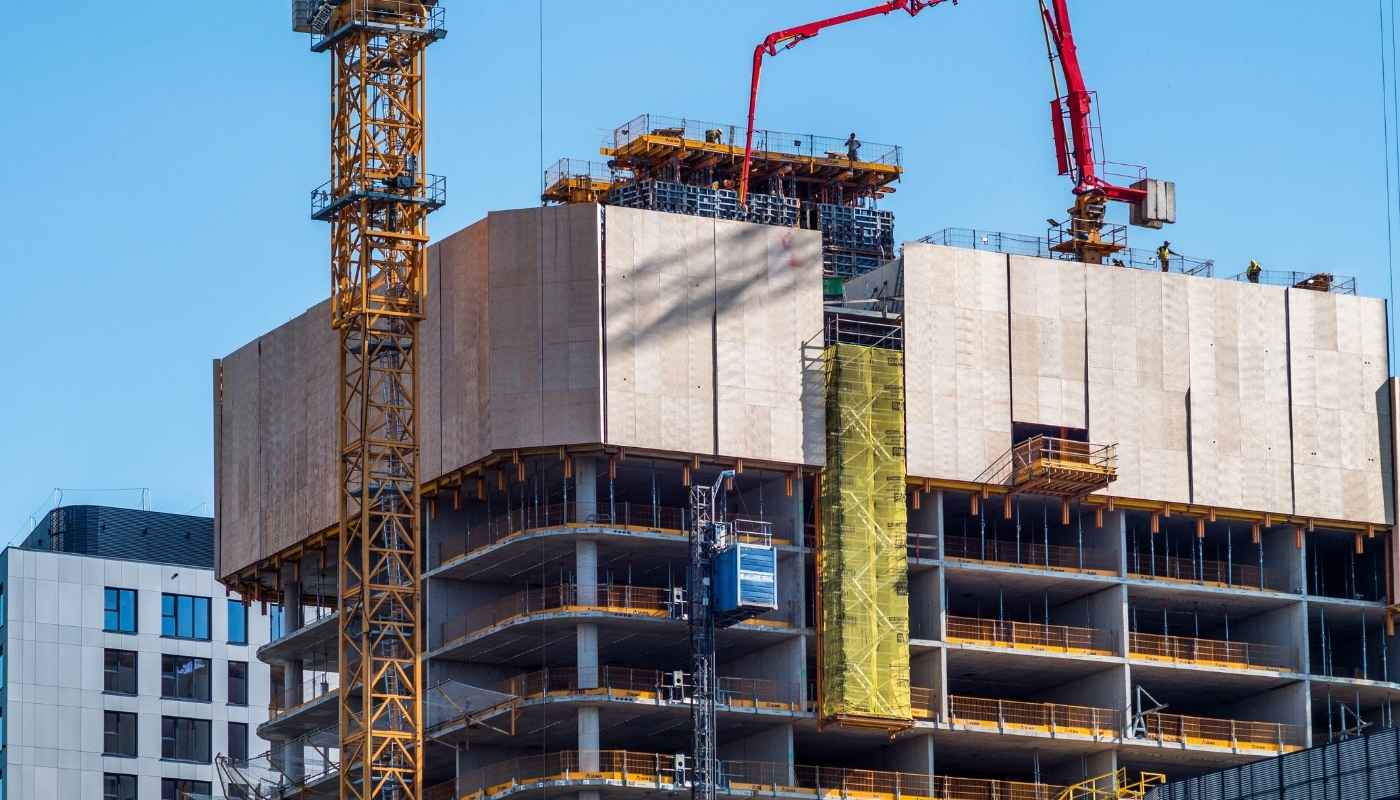 صورة توضح مركزًا تجاريًا متكاملًا يجمع بين المحلات والمكاتب والخدمات الاجتماعية في قلب المدينة